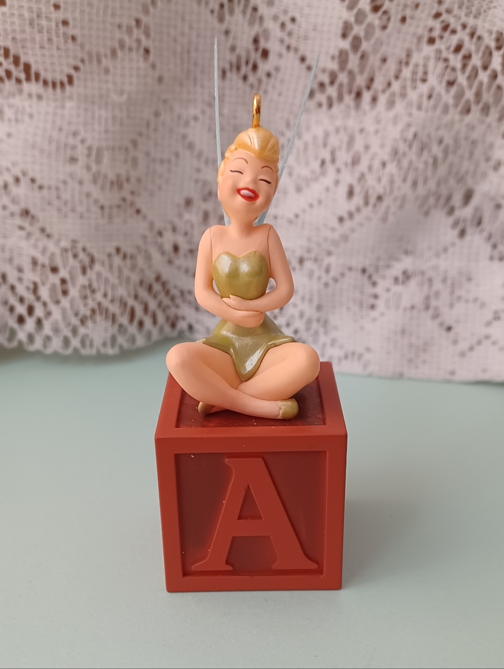 2005 HALLMARK/DISNEY TINKER BELL ORNAMENT IN ORIGINAL BOX W/HOLIDAY MEMORY CARD